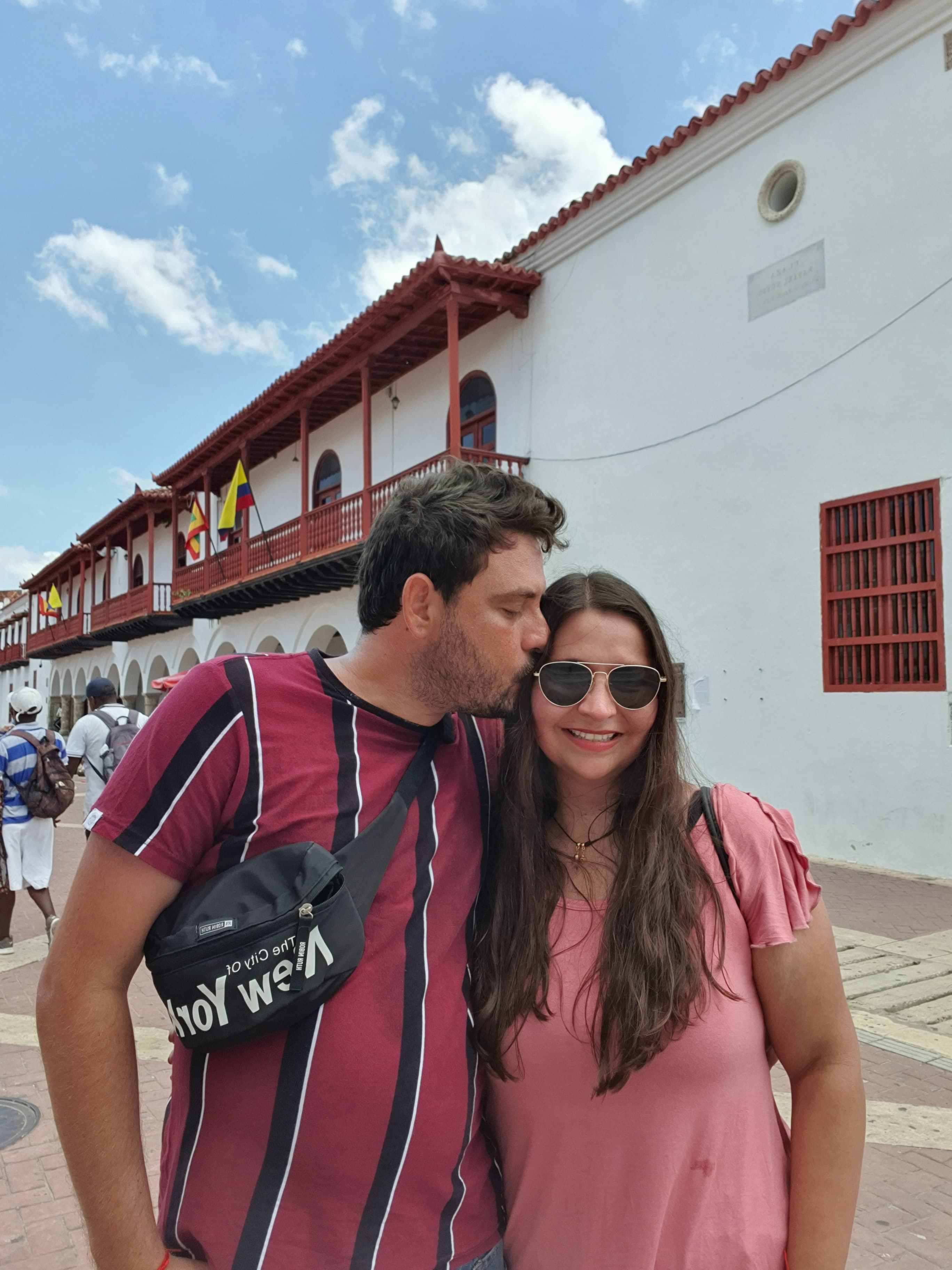 Gabriela y Juan Camilo en las calles coloniales de Cartagena