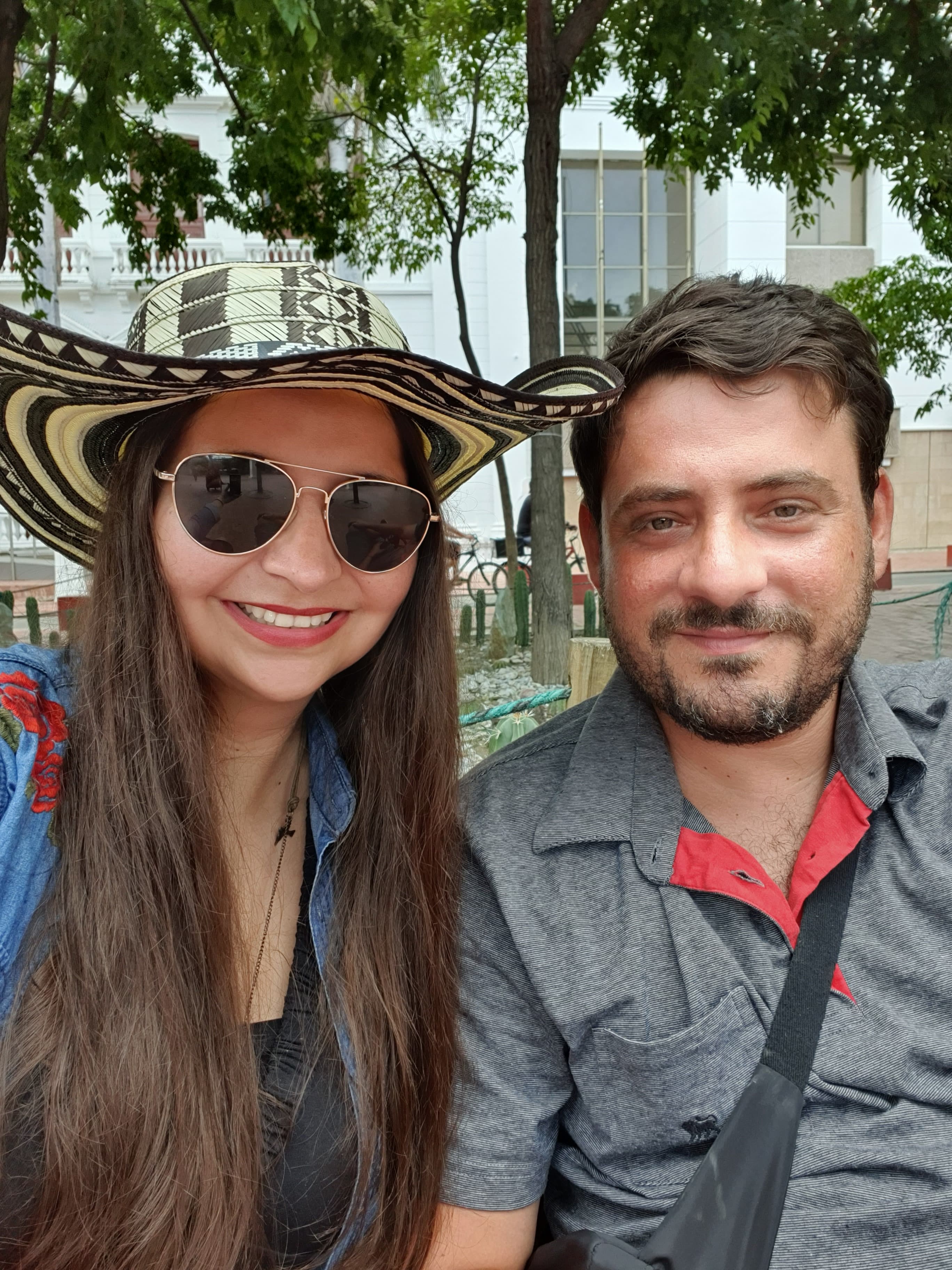 Gabriela con sombrero vueltiao junto a Juan Camilo en Colombia