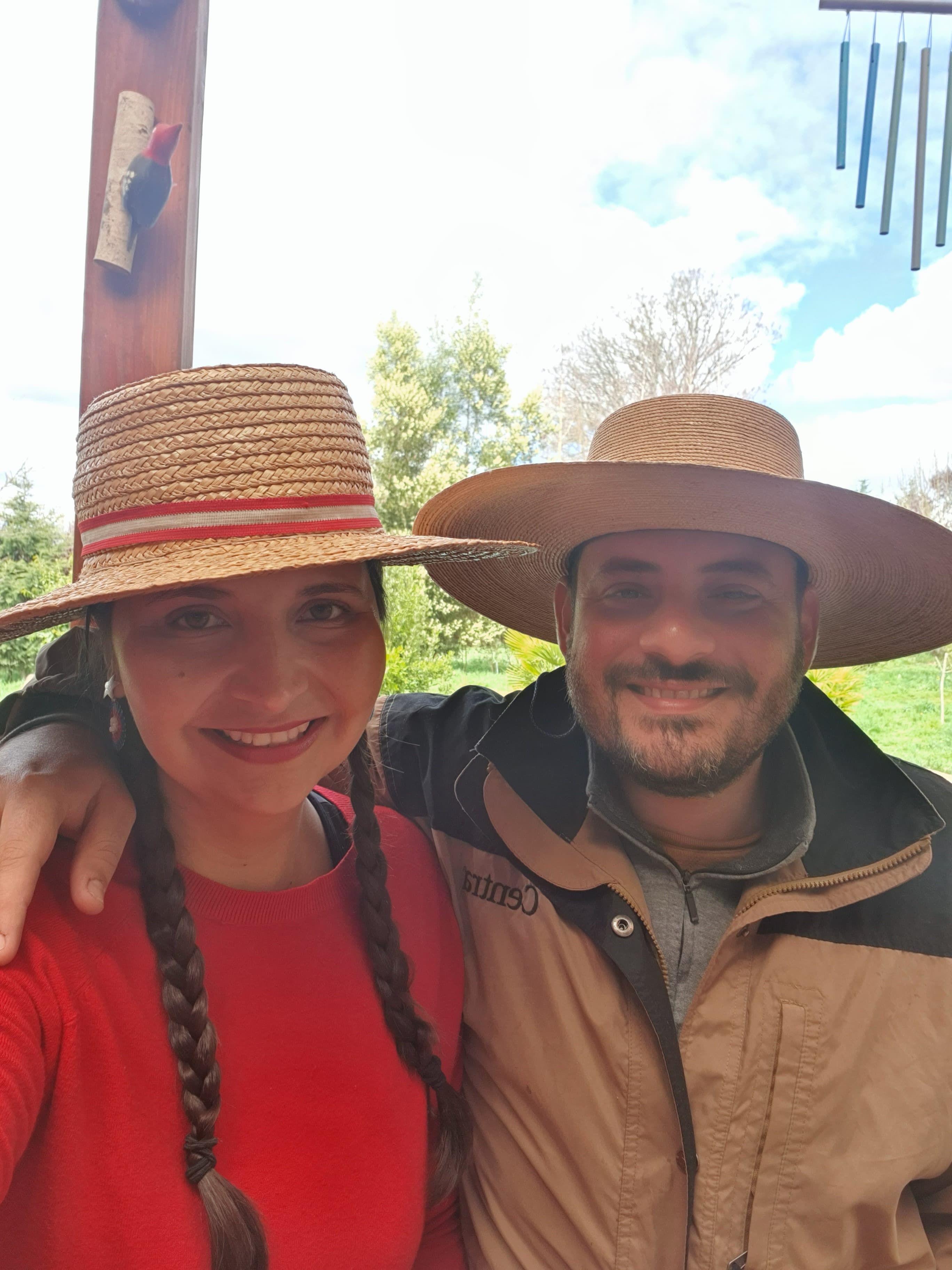 Gabriela y Juan Camilo con chupallas en el campo chileno
