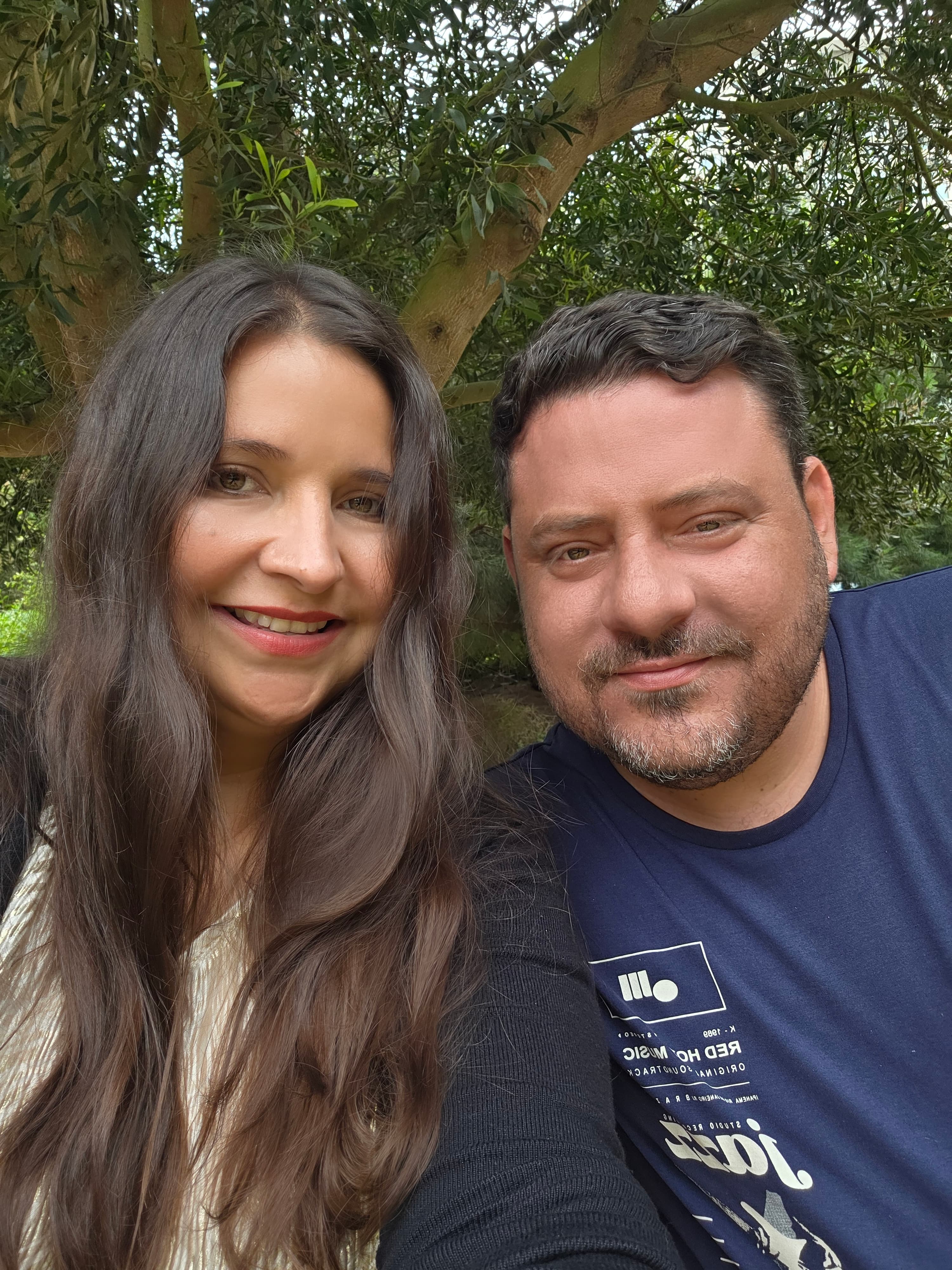 Gabriela y Juan Camilo bajo un árbol