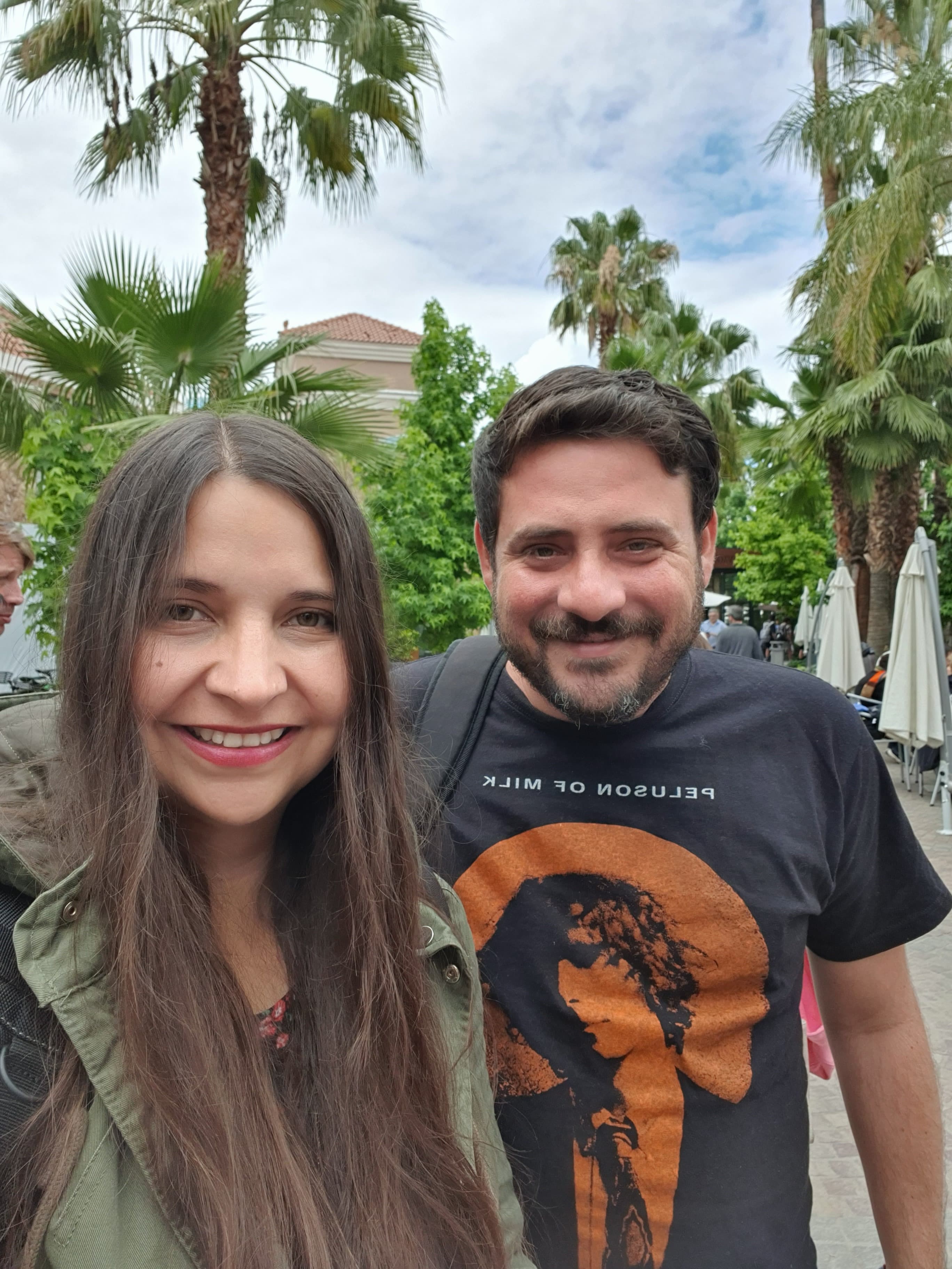 Gabriela y Juan Camilo entre palmeras